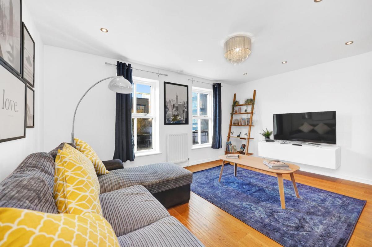 Lovely 2 bedroom house in Limehouse with private parking and garden! - image 7