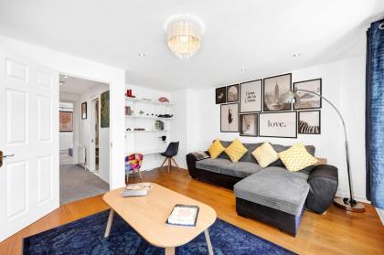 Lovely 2 bedroom house in Limehouse with private parking and garden! - image 8