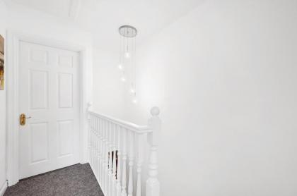 Lovely 2 bedroom house in Limehouse with private parking and garden! - image 9