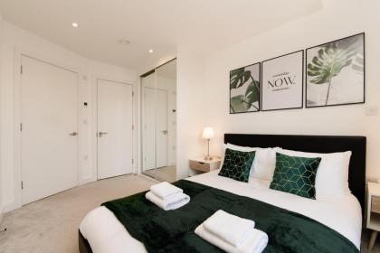 2BR/2Bath Aldgate East Modern Flat with Balcony! - image 24