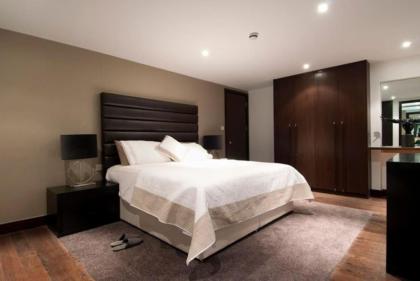 Mayfair Penthouse with Rooftop facing Hyde Park - image 26