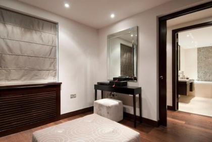 Mayfair Penthouse with Rooftop facing Hyde Park - image 27