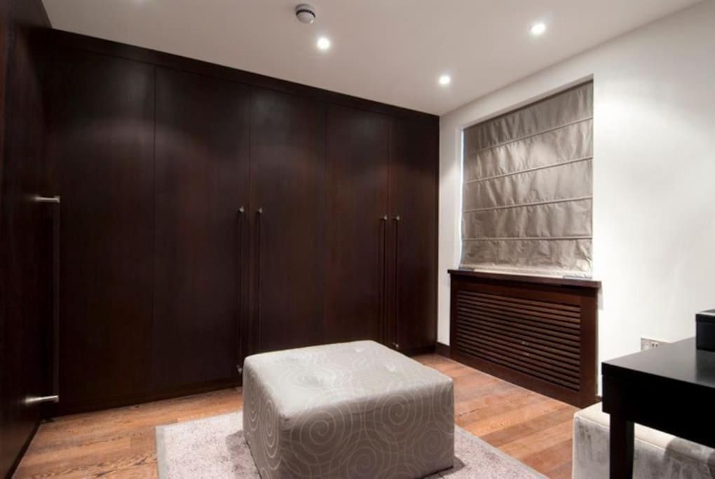 Mayfair Penthouse with Rooftop facing Hyde Park - image 3