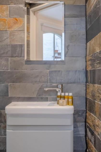 Gorgeous 2BD Flat with Patio - South Kensington! - image 30