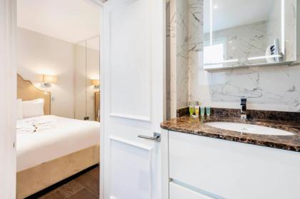 Luxury 2 bed in front of Museums - image 23