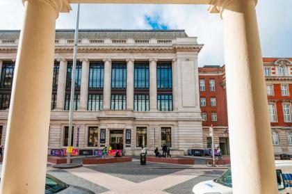Luxury 2 bed in front of Museums - image 25