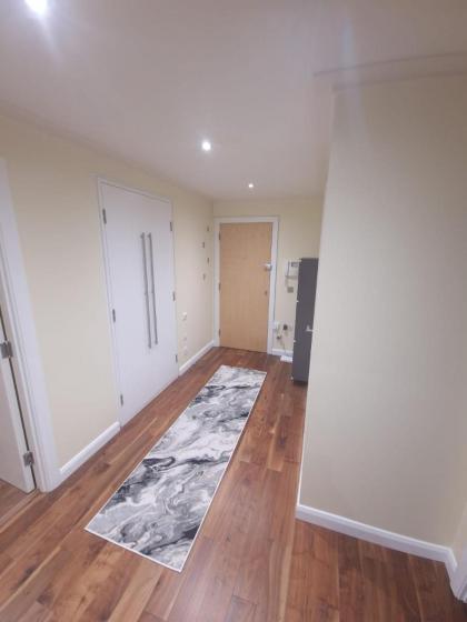 Ravishing Riverside 2-Bed Rental in Canary Wharf - image 9