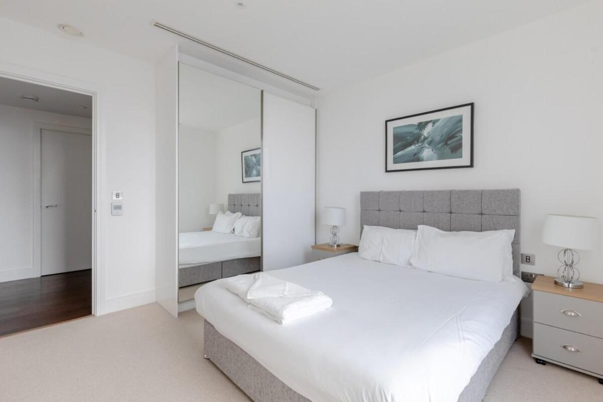 Chic 1BD Flat wViews of the Shard - South Quay! - main image