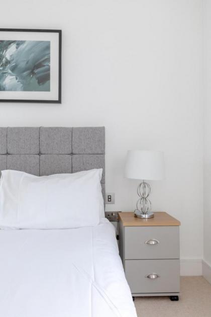 Chic 1BD Flat wViews of the Shard - South Quay! - image 23