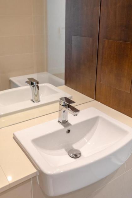 Chic 1BD Flat wViews of the Shard - South Quay! - image 25
