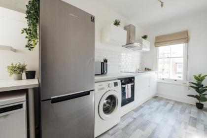 Stunning & Stylish 2 Bed Flat in West London l Shepherd's Bush l Acton - image 21