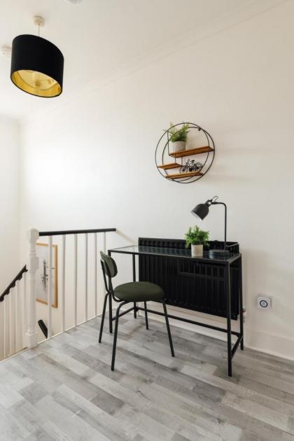 Stunning & Stylish 2 Bed Flat in West London l Shepherd's Bush l Acton - image 24