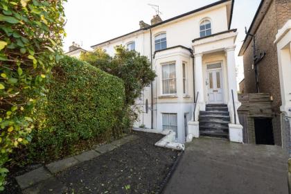 Stunning & Stylish 2 Bed Flat in West London l Shepherd's Bush l Acton - image 25