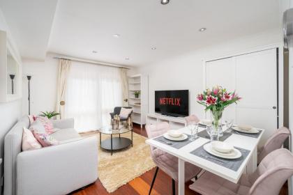 Charming 2Bed Duplex Apartment w/parking