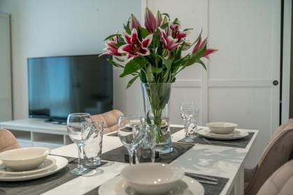 Charming 2Bed Duplex Apartment w/parking - image 27