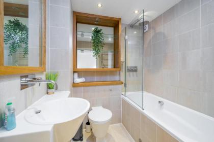 Charming 2Bed Duplex Apartment w/parking - image 29