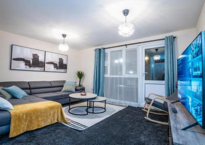 Family Home 3 Bed Room House in London