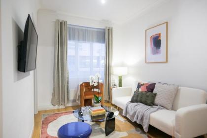Central London 1 bed apartment - image 10