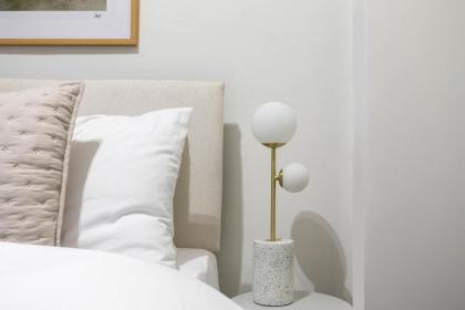 Central London 1 bed apartment - image 17