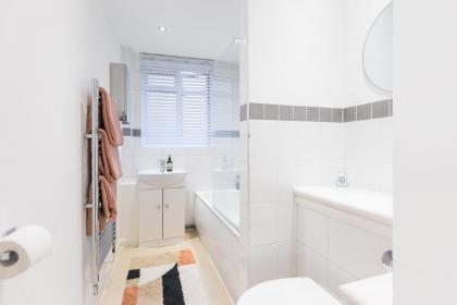 Central London 1 bed apartment - image 18