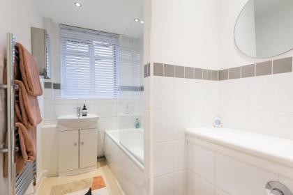 Central London 1 bed apartment - image 19