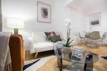 Central London 1 bed apartment - image 2