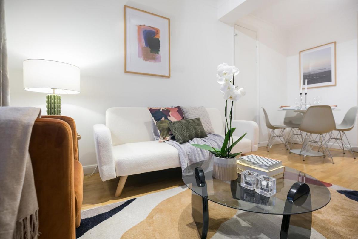 Central London 1 bed apartment - image 2