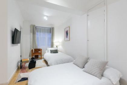 Central London 1 bed apartment - image 20