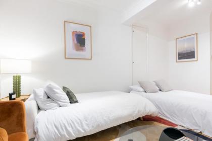 Central London 1 bed apartment - image 21