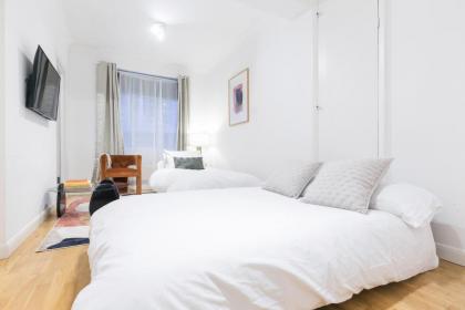 Central London 1 bed apartment - image 22