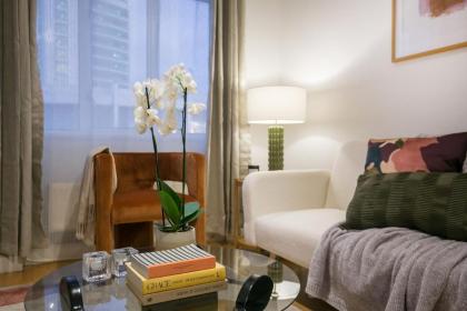 Central London 1 bed apartment - image 8