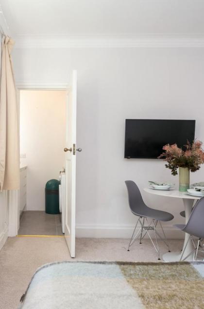 Beautifully presented centrally located studio apartment - image 21