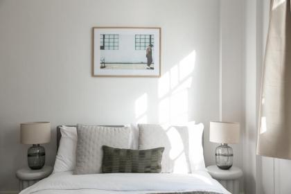 Beautifully presented centrally located studio apartment - image 22