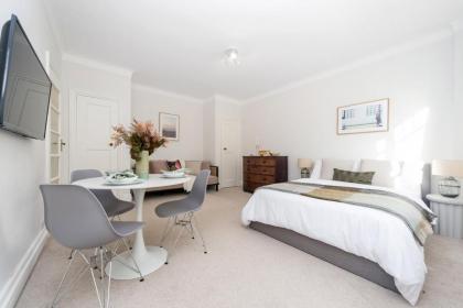 Beautifully presented centrally located studio apartment - image 23