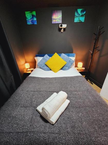 Charming 3-Bed Apartment in London - image 13