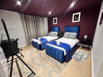 Charming 3-Bed Apartment in London - image 21