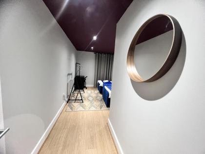 Charming 3-Bed Apartment in London - image 22