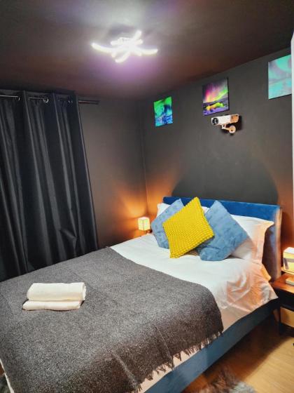 Charming 3-Bed Apartment in London - image 23