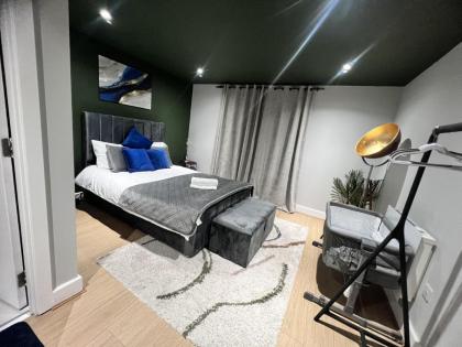 Charming 3-Bed Apartment in London - image 24