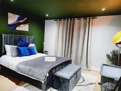 Charming 3-Bed Apartment in London - image 26