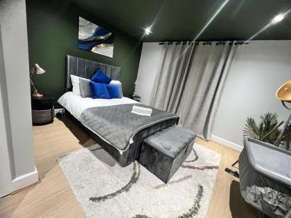 Charming 3-Bed Apartment in London - image 27