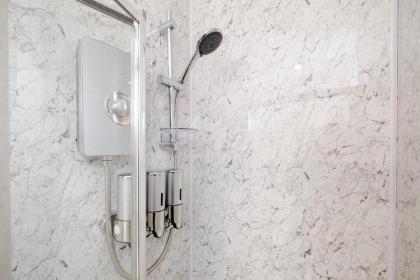 Modern 3 Bedroom and 2 Bathroom Apartment - image 22