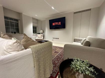 Chic Covent Garden Apartment By Sloanes Group London