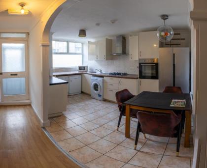 Very Spacious and beautiful 4-Bed House in London - image 21