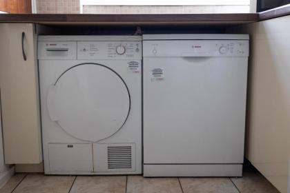 Very Spacious and beautiful 4-Bed House in London - image 22