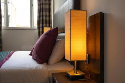 Very Spacious and beautiful 4-Bed House in London - image 27