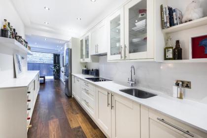 Kensington Luxurious Three Bedroom Apartment