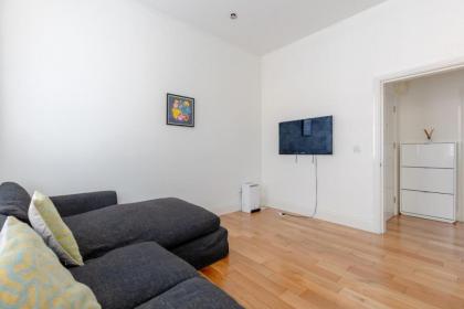 Stylishly Snug 1BD Flat Camden Town! - image 3