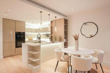 Fabulous Westfield 2 bed - image 24
