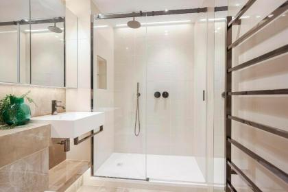 Fabulous Westfield 2 bed - image 27